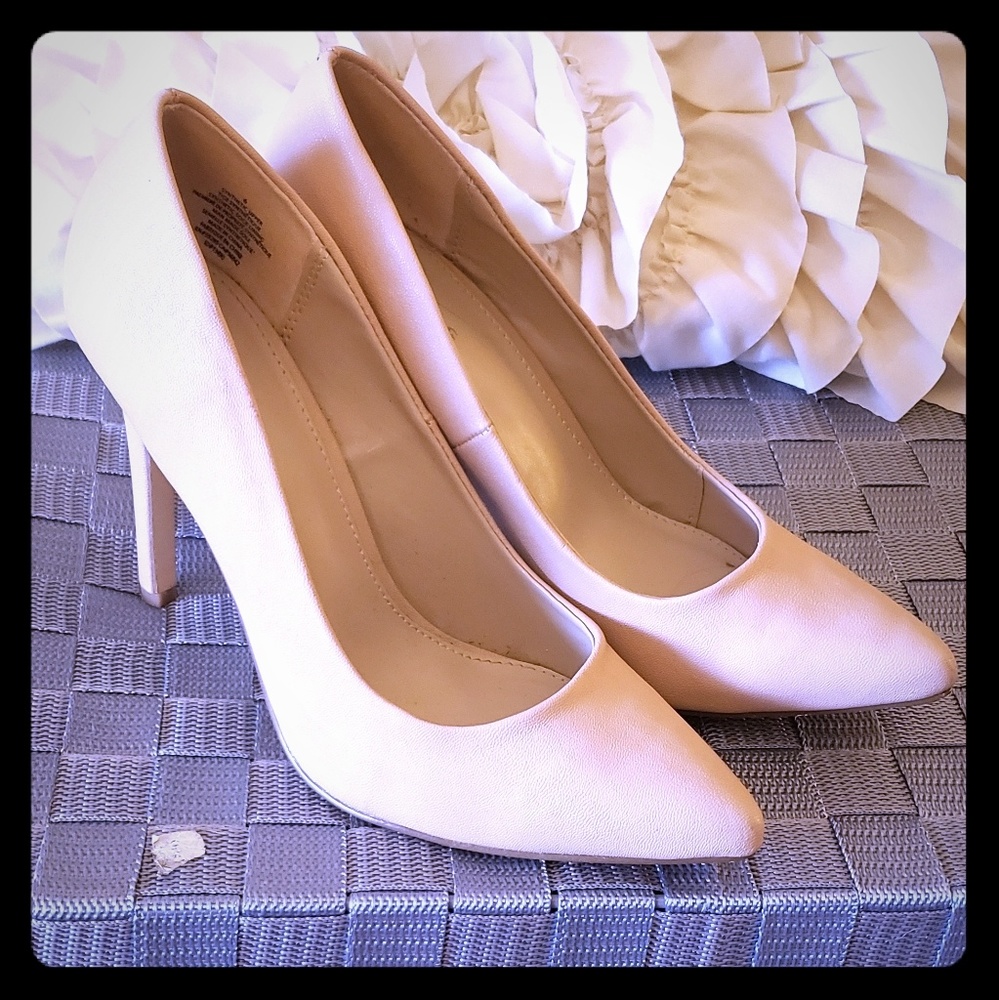 Nude colored heels, near perfect